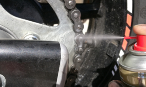 Kettenpflege Vorbereitung Weisses Kettenspray Dry-Lube farblos