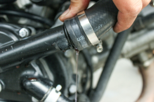 Kühlmittel wechseln Schlauch lösen