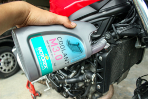 Kühlmittel wechseln Neue Flüssigkeit einfüllen