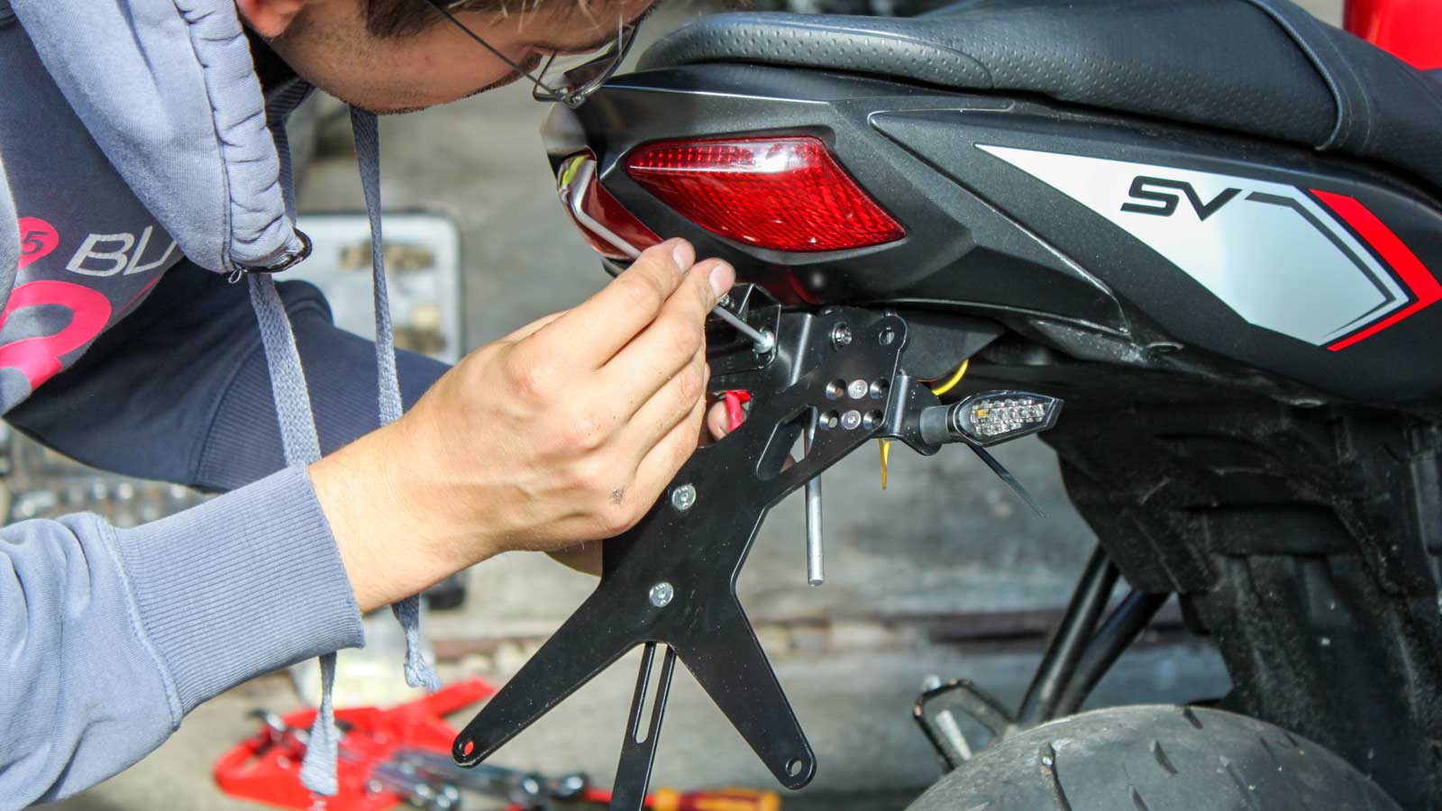 Suzuki SV650 Caferacer: Protech Kennzeichenhalter