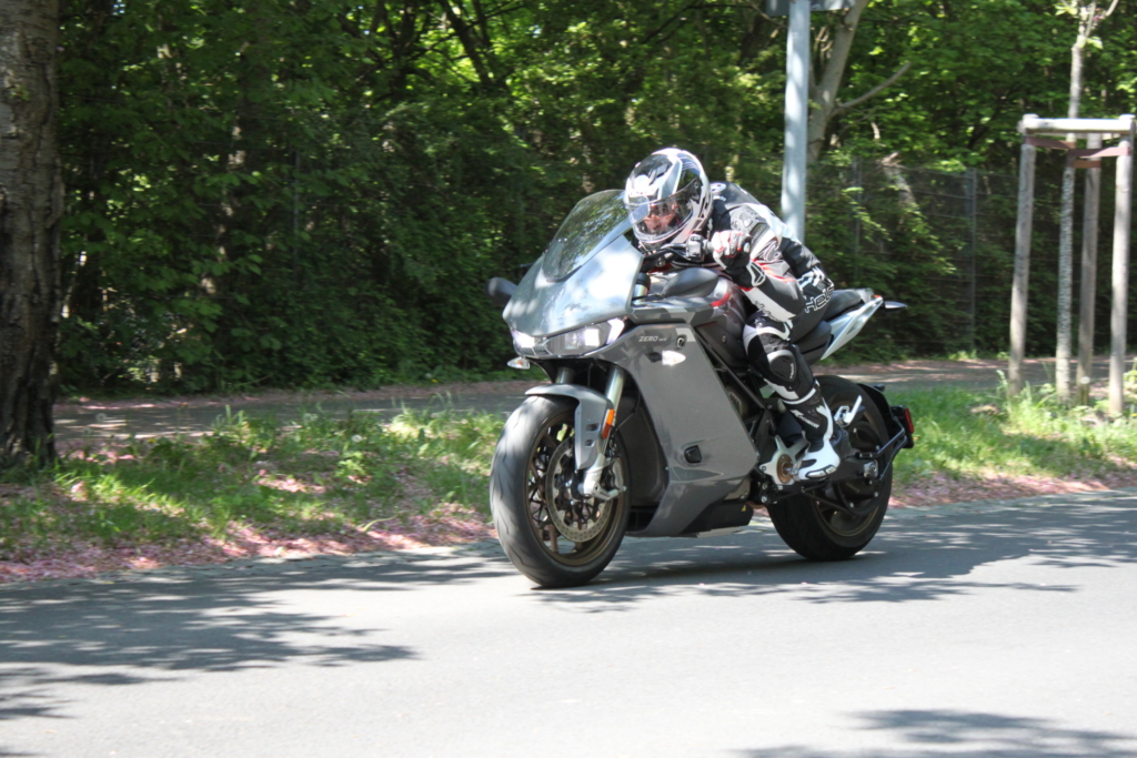 Zero SR/S Premium im Test Fahrbild 2