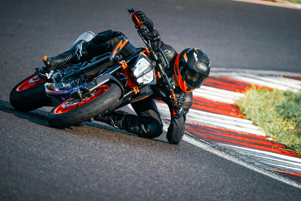 KTM 890 Duke R Ellenbogen