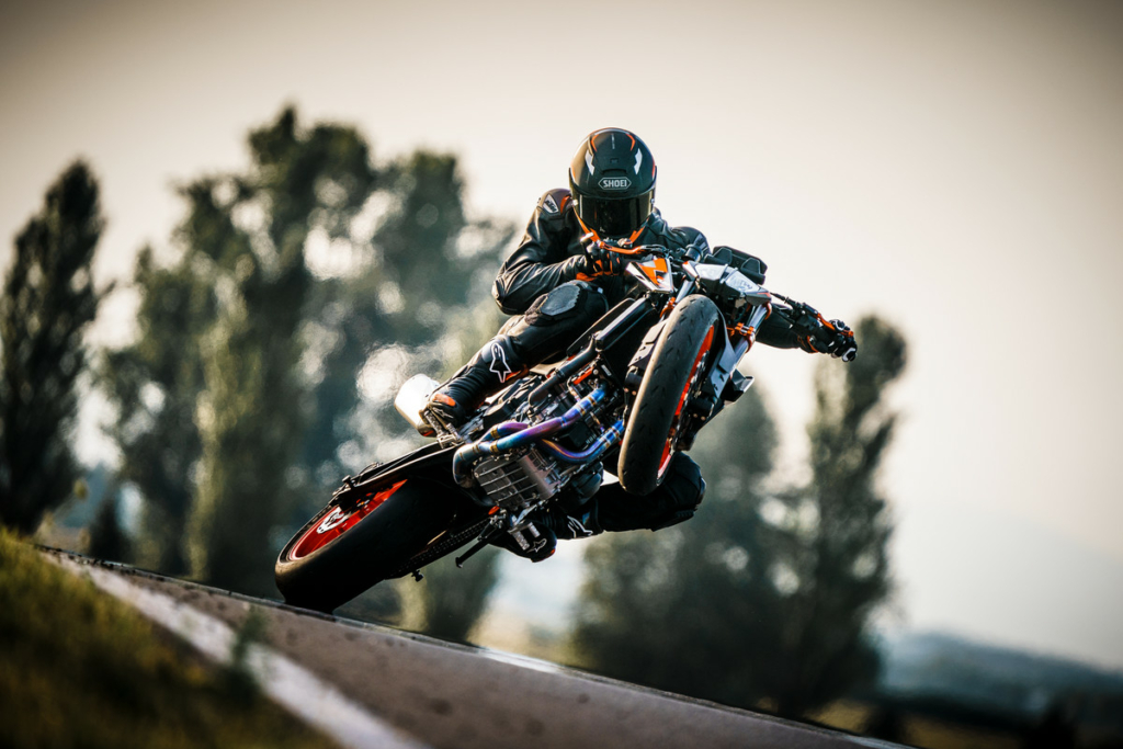 KTM 890 Duke R Wheelie